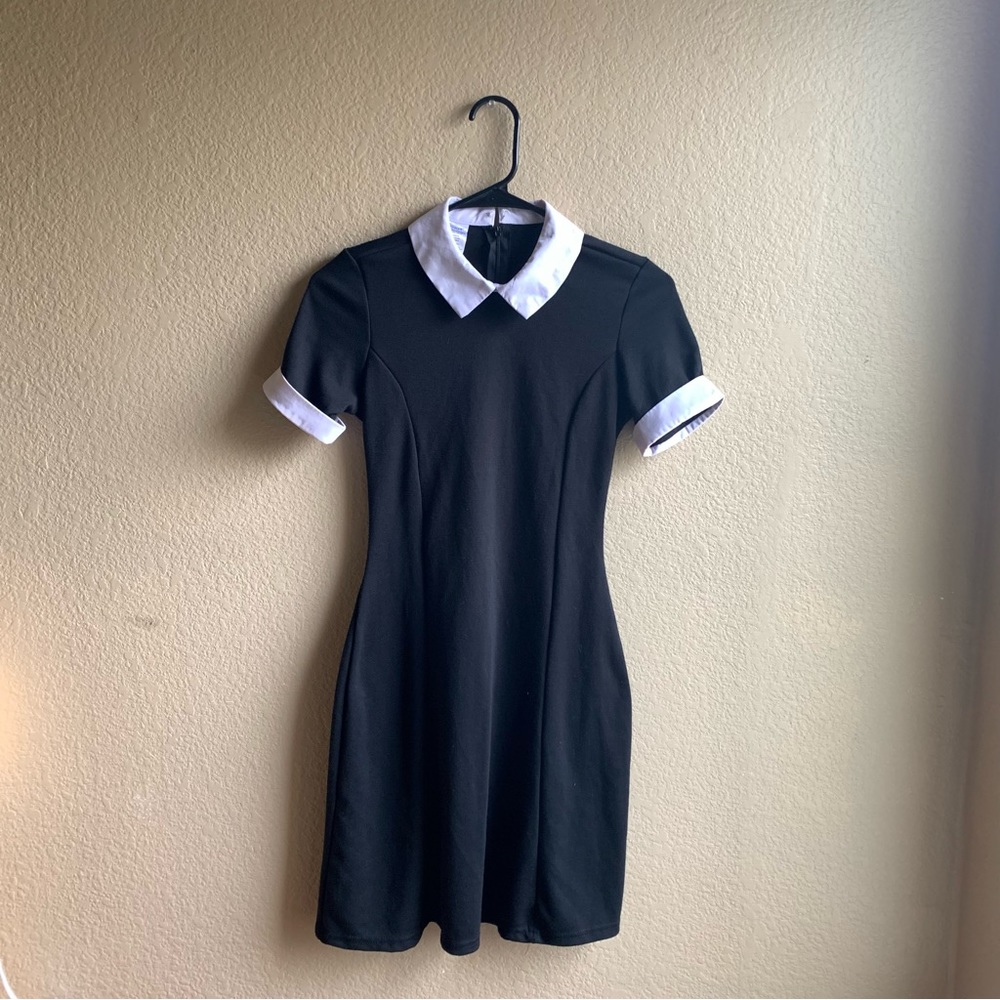 WEDNESDAY ADDAMS HALLOWEEN COSTUME